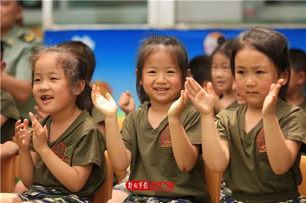 最新幼儿军歌舞蹈展现小小少年的精神风貌